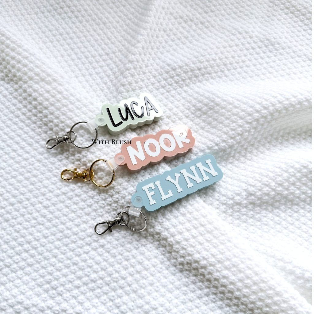 Stevige 3D sleutelhanger met uitgesneden naam en opvulkleur, perfect voor sleutels of tas.