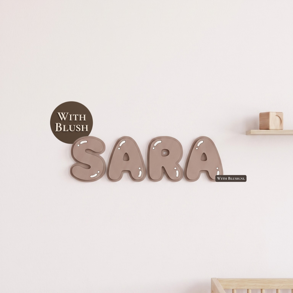 3D bubbel letters van mat cappuccino plexiglas met de naam Sara, als luxe wanddecoratie aan de muur in een sfeervolle kinderkamer.