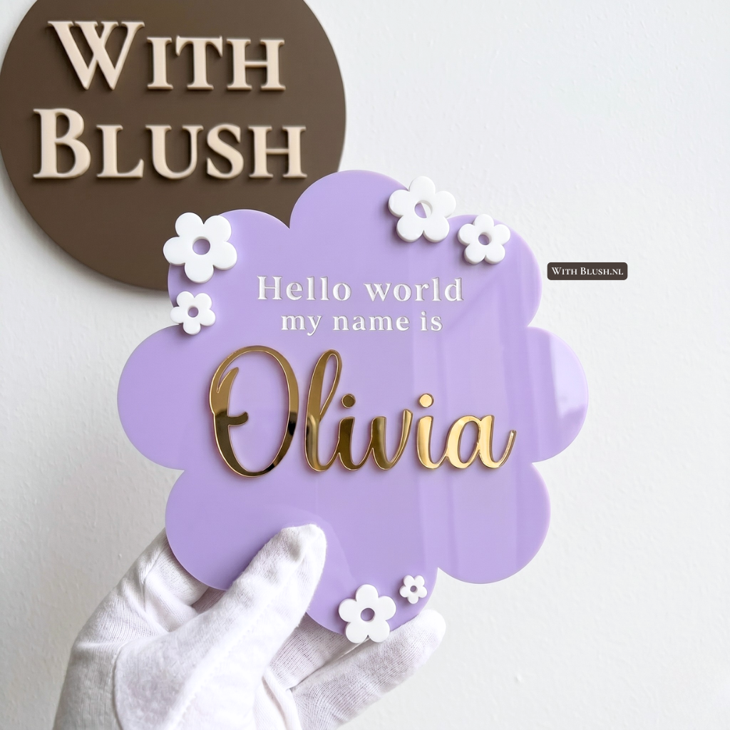 Gepersonaliseerd lila 3D geboortebordje van plexiglas in de vorm van een lila madeliefje, met kleine witte bloemen en de naam Olivia in gouden spiegelletters.