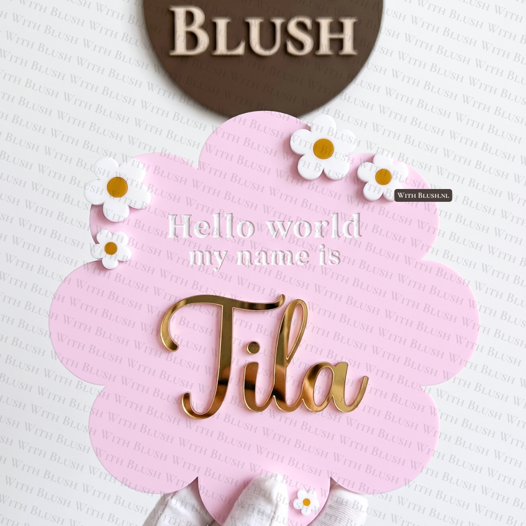 Gepersonaliseerd lila 3D geboortebordje van plexiglas in de vorm van een lila madeliefje, met kleine witte bloemen en de naam Olivia in gouden spiegelletters.