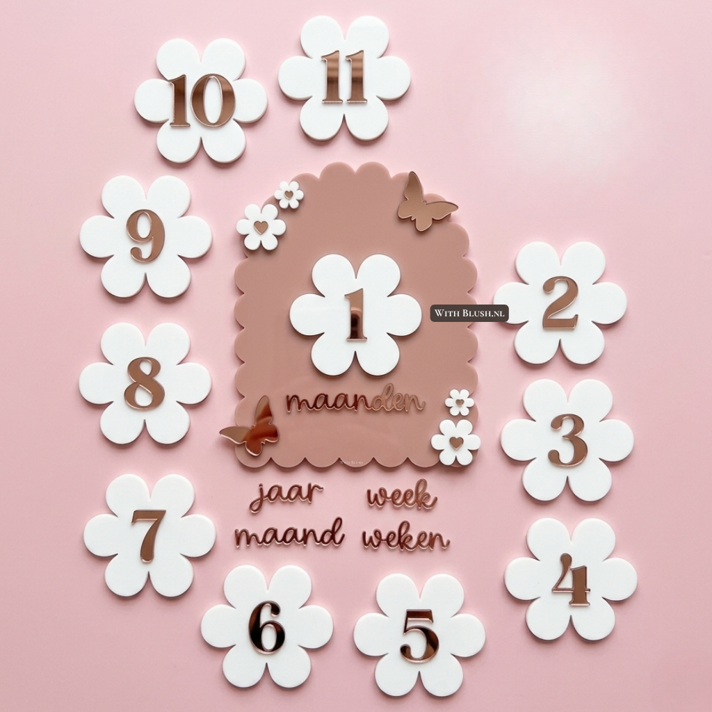 All-in-one mijlpaalbordje in geschulpte boogvorm met 3D tekst en vlinders, een duurzaam alternatief voor papieren mijlpaalkaarten.