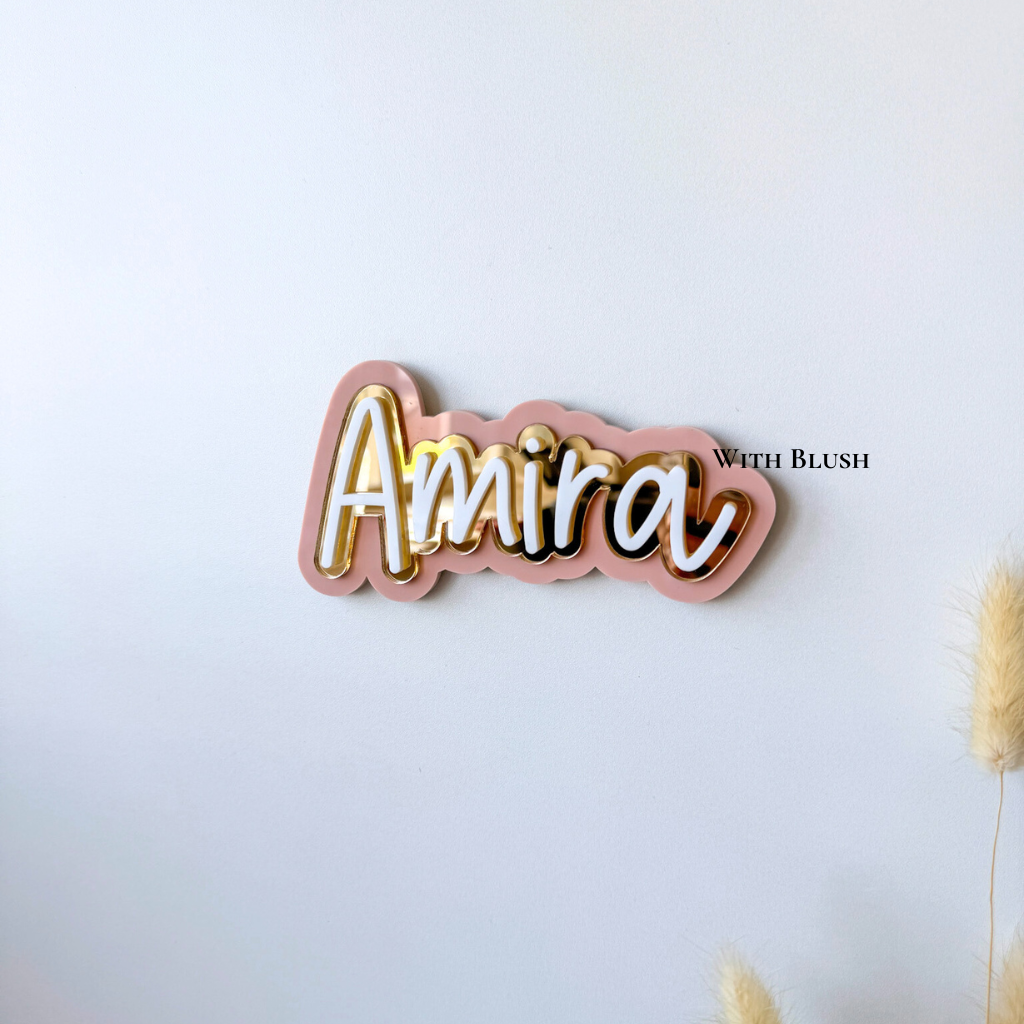 Naambord kind met plexiglas letters in laagjes, ideaal als kraamcadeau of kinderkamer decoratie