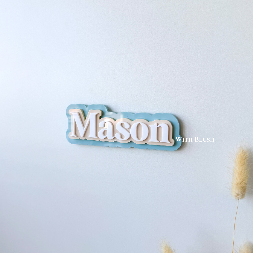 Naambord voor in de kinderkamer met achtergrond, accentlaag en uitgesneden naam in 3D-stijl