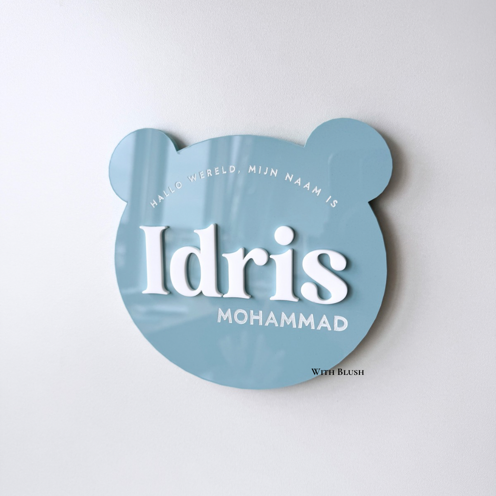 hallo Wereld Naambord voor de geboorte in de vorm van een teddybeer in blauw gekleurd plexiglas