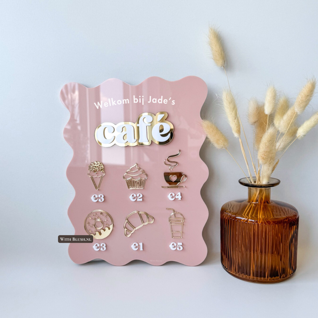 Kinderkamer mini-café bordje met naam, lagen plexiglas en kleurrijke café-iconen zoals ijsje, donut en milkshake.