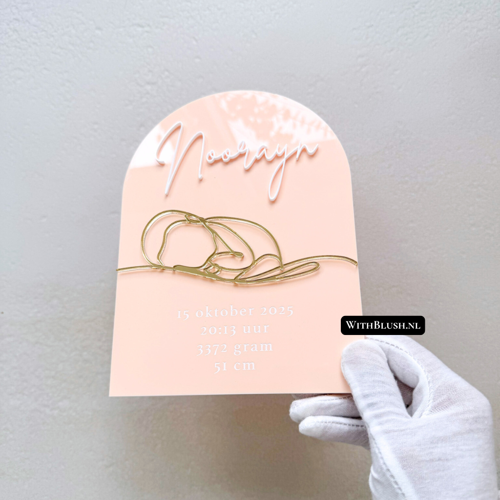 Gebogen gepersonaliseerd geboortebord in peach glossy plexiglas met een subtiele lijntekening van een baby in gold mirror. Het bord toont de naam en geboortegegevens in elegant design, perfect als decoratie voor de babykamer of als uniek kraamcadeau.