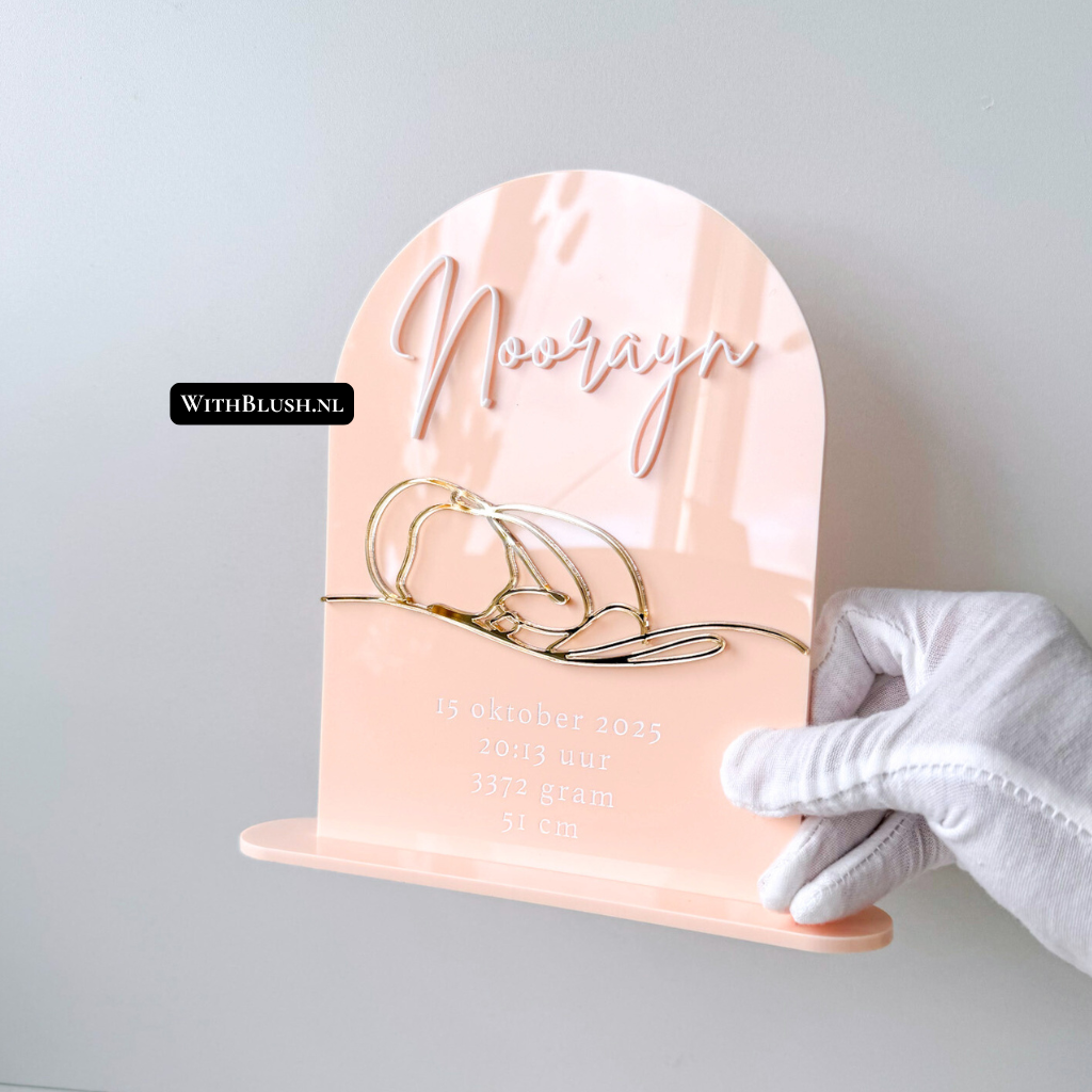 geboortelijst van plexiglas met een baby lijntekening met naam