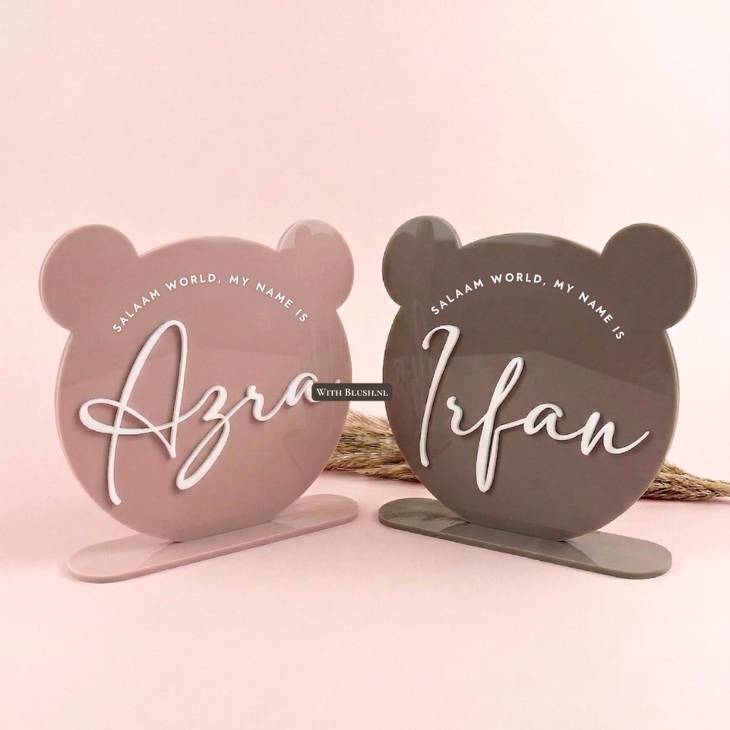 geboorteaankondiging teddybeer geboorteborden van roze en taupe bruin acryl met Hello world, my name is, en namen