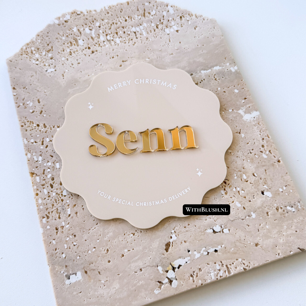 gepersonaliseerde kerstlabel met naam voor op houten kist