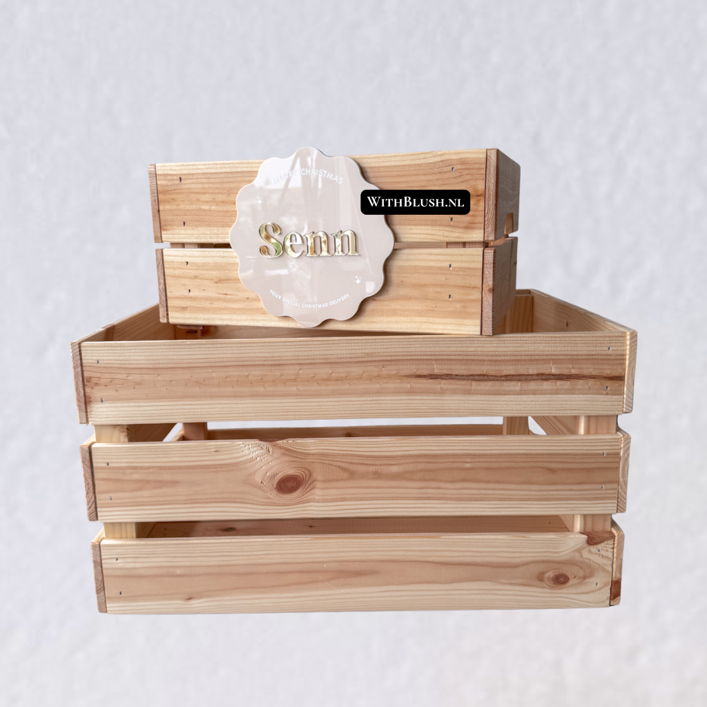 Houten kerstkist voorzien van een kerstlabel met naam. De kist heeft twee handvatten en wordt geleverd als platte bouwset.