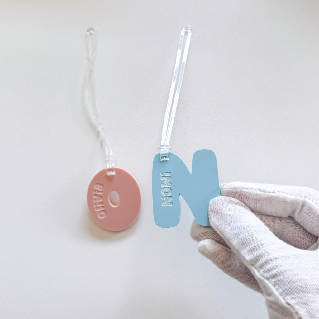 Gepersonaliseerde sleutelhanger met transparante lus, perfect voor sleutels, tas of cadeaus.