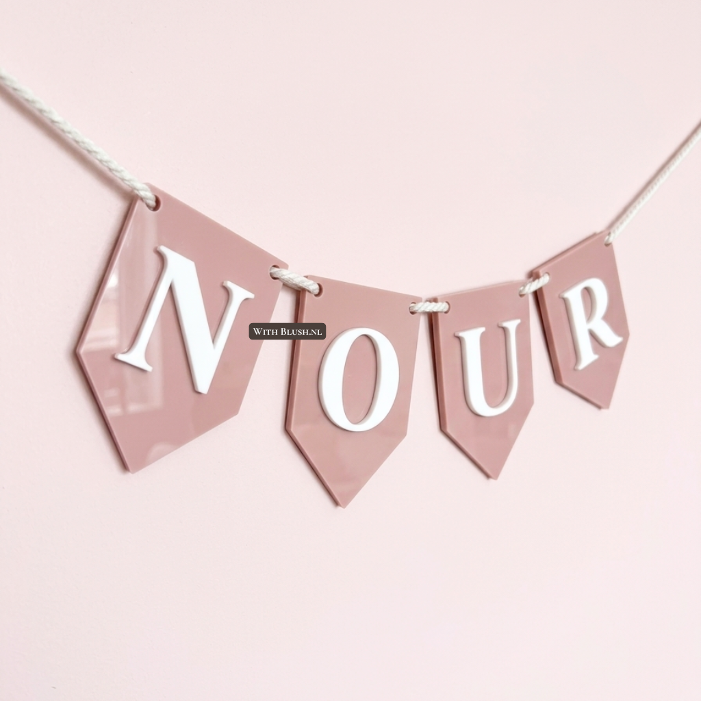 Oudroze vlaggetjes gemaakt van acryl plexiglas met naam. Voor in de babykamer of kinderkamer. Unieke kinderkamerdecoratie