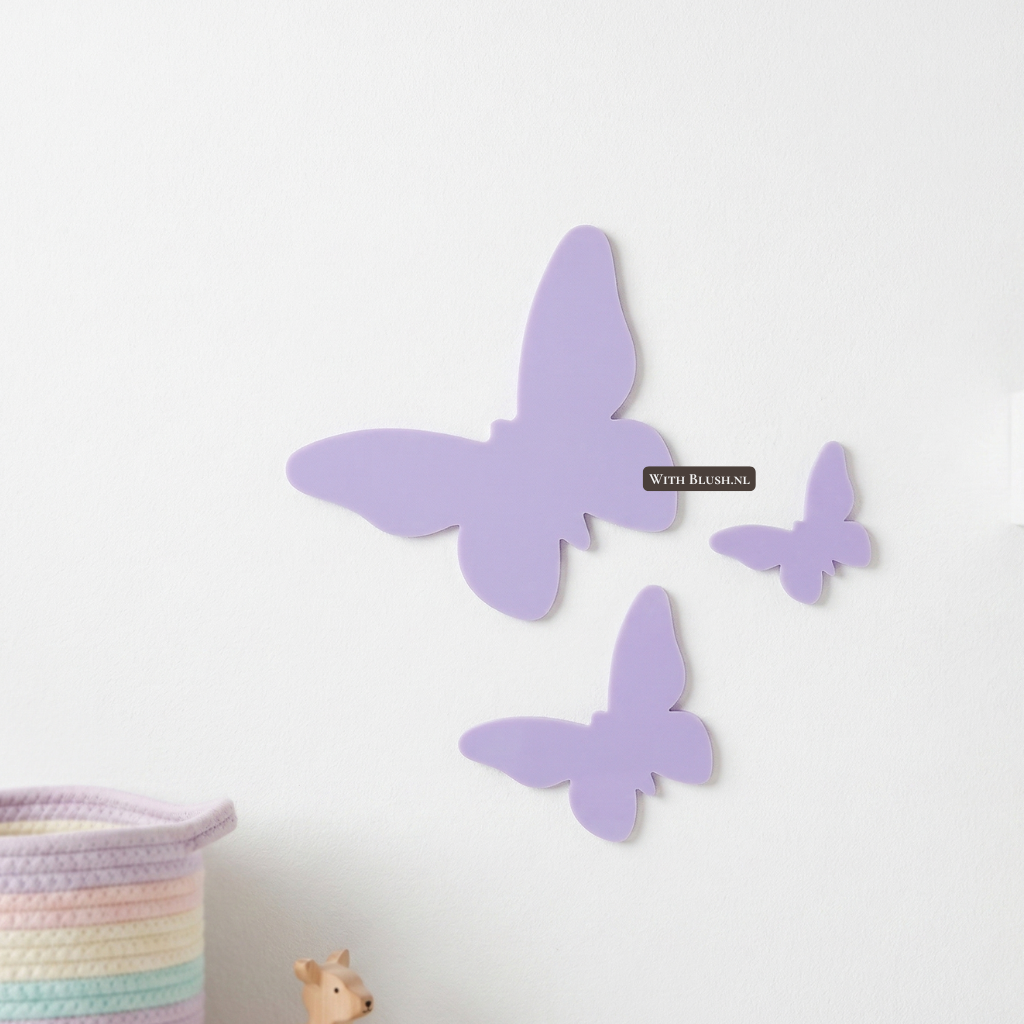 Set van drie 3D madeliefjes wanddecoratie van mat plexiglas in de kleuren lila op een witte kinderkamer muur.