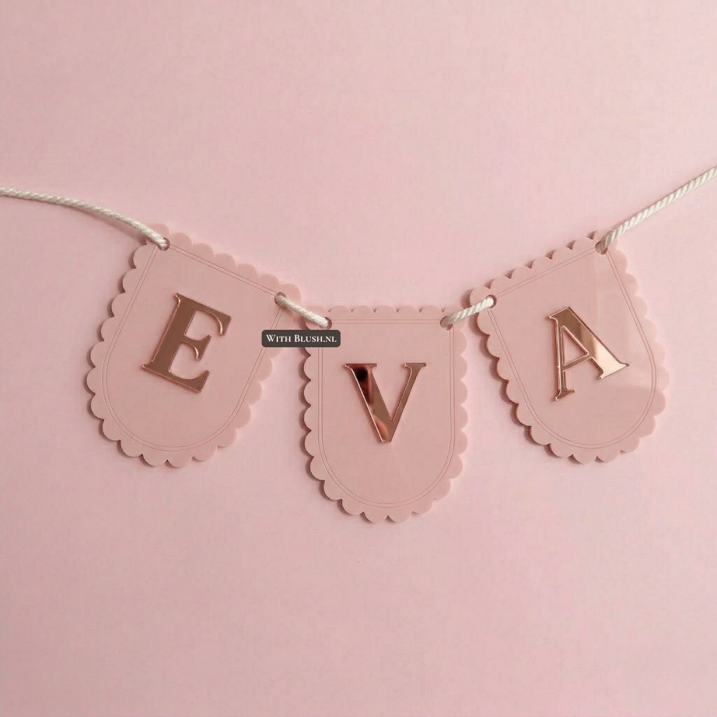 Luxe geschulpte acryl vlaggetjes met naam van oudroze plexiglas met rosegoud spiegelletters.