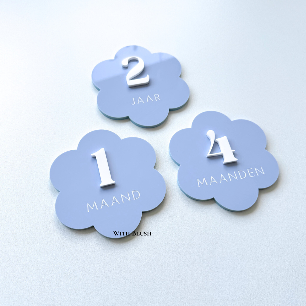 baby mijlpaalkaarten van gekleurd plexiglas in madeliefjes vorm