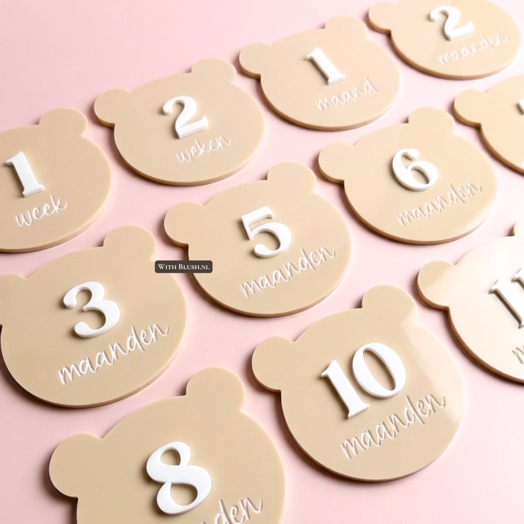 Set luxe baby mijlpaalkaarten in teddybeer vorm, gemaakt van beige glanzend plexiglas met witte 3D cijfers voor het eerste jaar.
