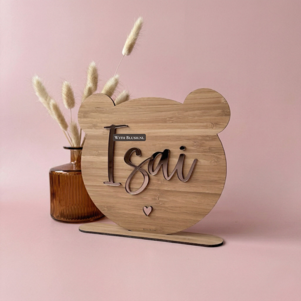Bamboe Houten naambord in berenvorm met standaard, brons spiegelletters van acryl plexiglas en de naam Isai