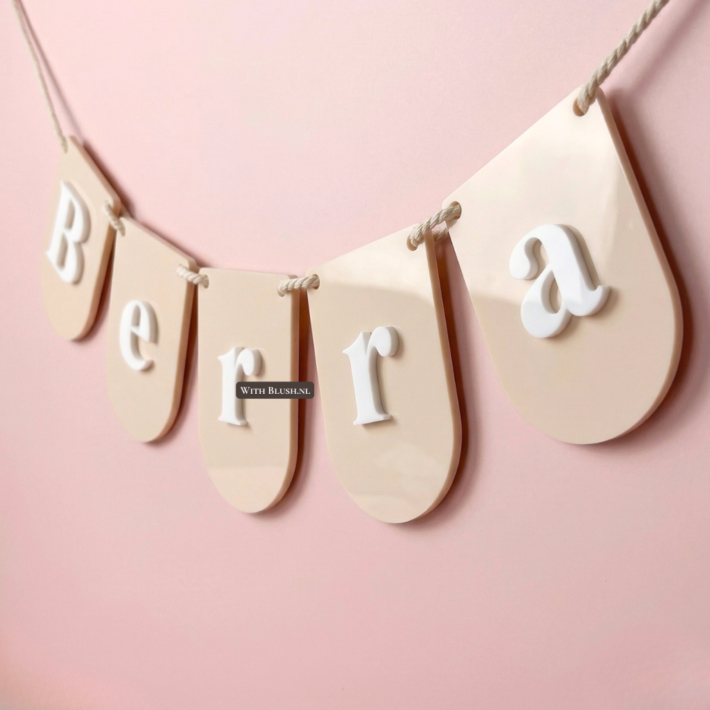 Beige acryl naamslinger met witte letters en de naam Berra hangend aan een koord