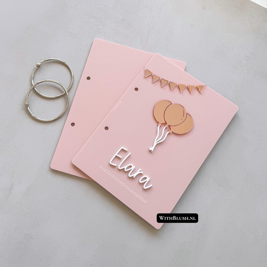 bewaarmap voor verjaardagskaarten gemaakt van roze plexiglas