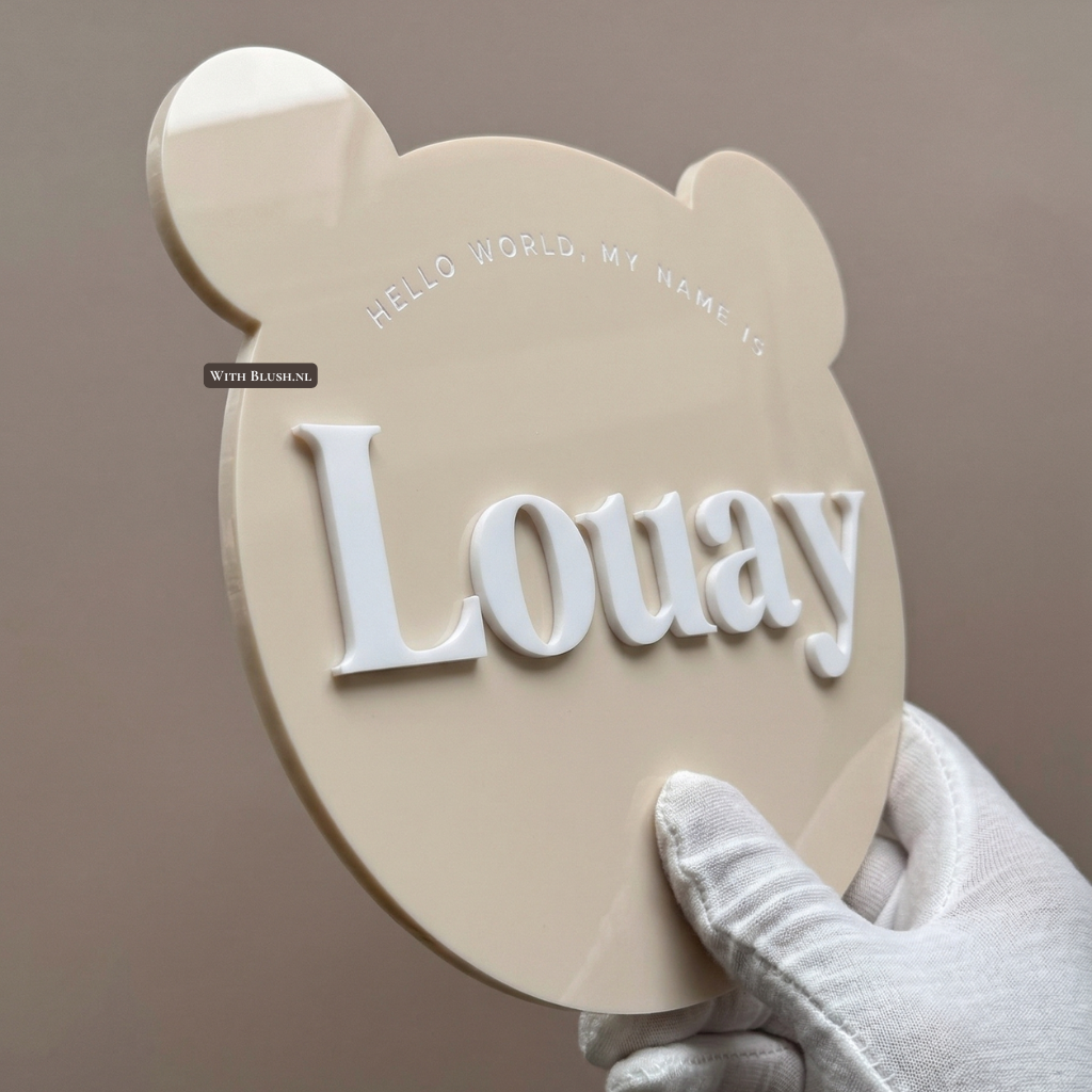 Crèmekleurig acryl geboortebord in berenvorm met witte 3D-letters en de naam Louay