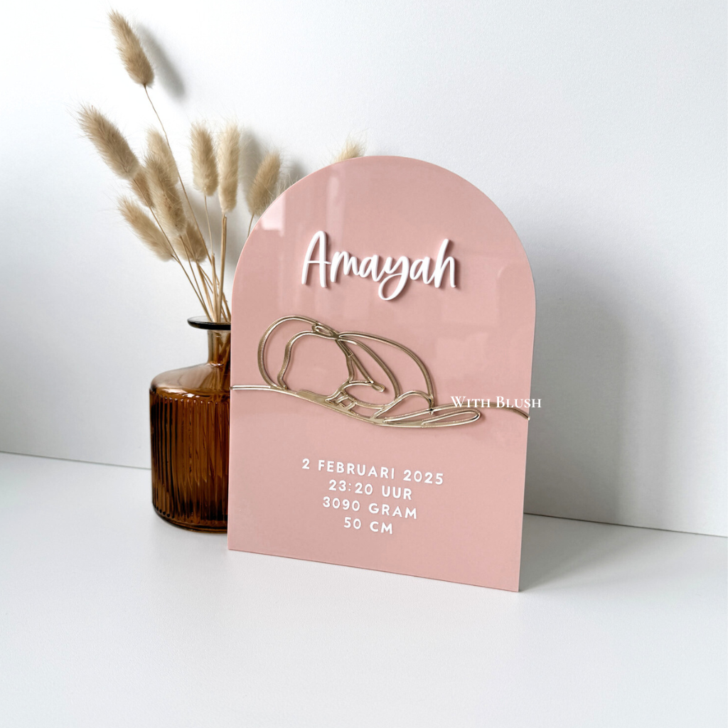 Stijlvol geboortebord met naam en geboortedetails, verkrijgbaar in hout en plexiglas, perfect als kraamcadeau