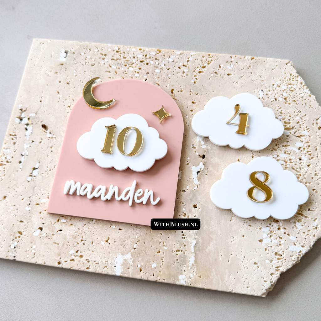 Set van gebogen baby mijlpaalkaarten met verwisselbare wolkjes en tijdsaanduidingen, geleverd met katoenen zakje