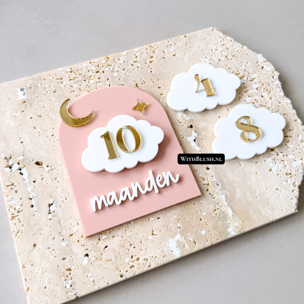 Gebogen mijlpaalkaart van plexiglas met wit wolkje, cijfers en tekst 'maanden' voor babyfotografie