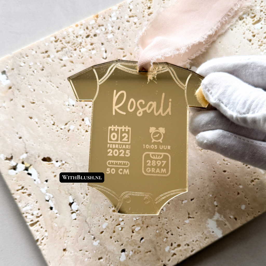geboorte kerstbal in de vorm van een rompertje met geboortegegevens gegraveerd in goud spiegelplexiglas