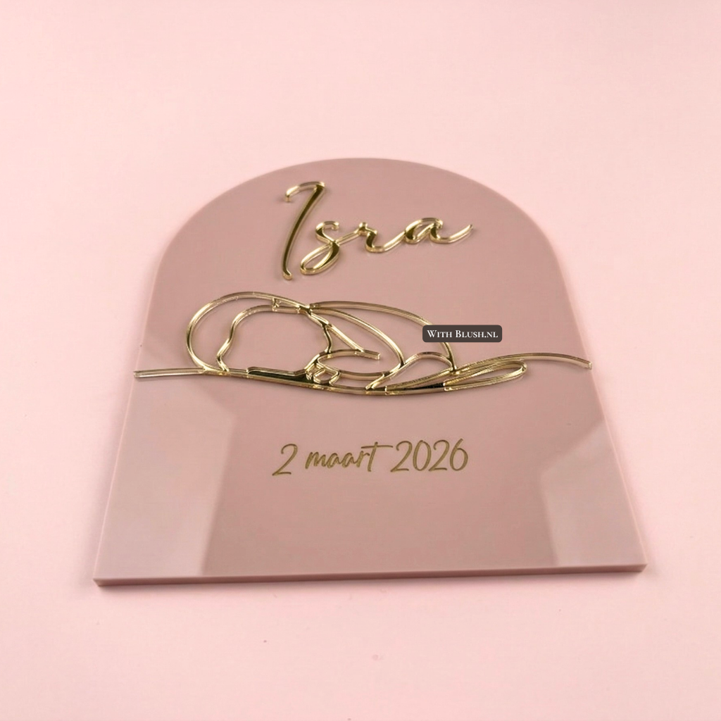 Vooraanzicht van een boogvormig geboortebord van oudroze acryl voor Isra. De naam en een minimalistische illustratie van een baby zijn uitgevoerd in glanzend gouden 3D-materiaal, met de datum 2 maart 2026 onderaan.