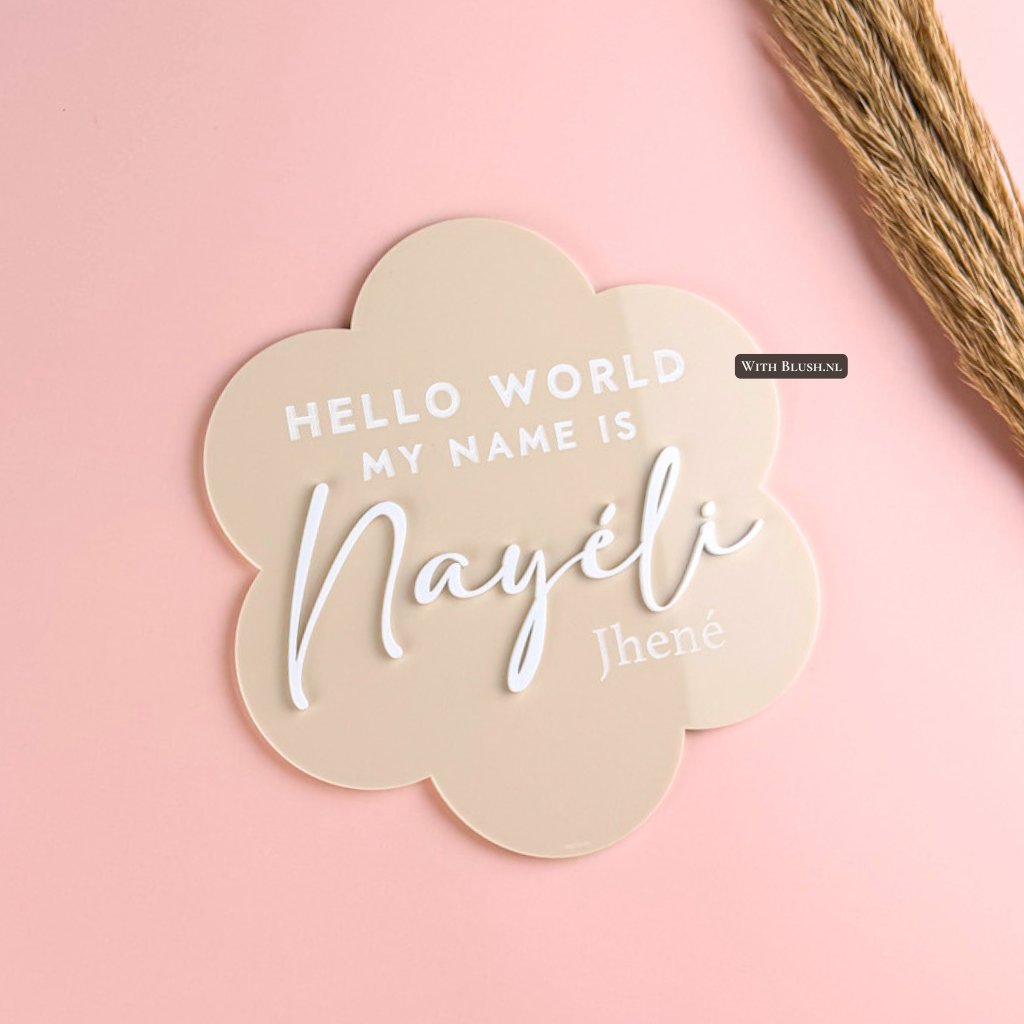 gepersonaliseerde geboorteaankondiging in de vorm van een madelief van beige plexiglas, Hello world my name is