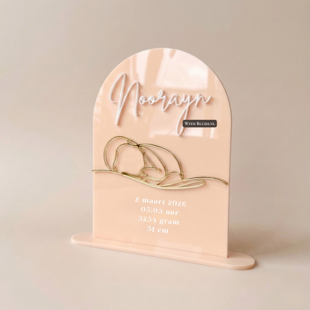 Een rechtopstaand, boogvormig geboortebord van perzikkleurig acryl voor Noorayn. Het bord bevat witte 3D-letters, een gouden lijntekening van een slapende baby en geboortegegevens zoals datum, tijd, gewicht en lengte