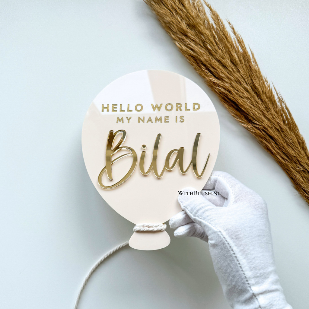 beige plexiglas geboortebord in de vorm van een ballon