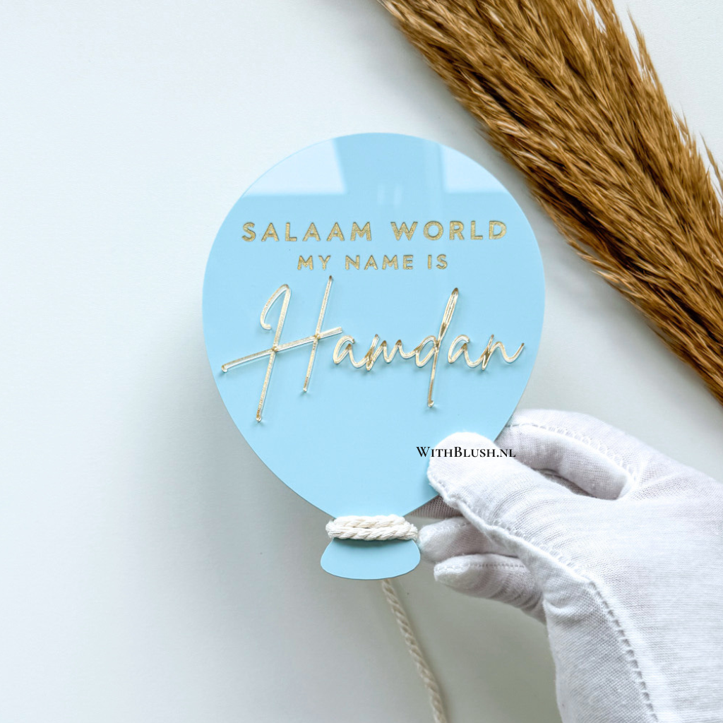 blauw plexiglas geboortebord in de vorm van een ballon