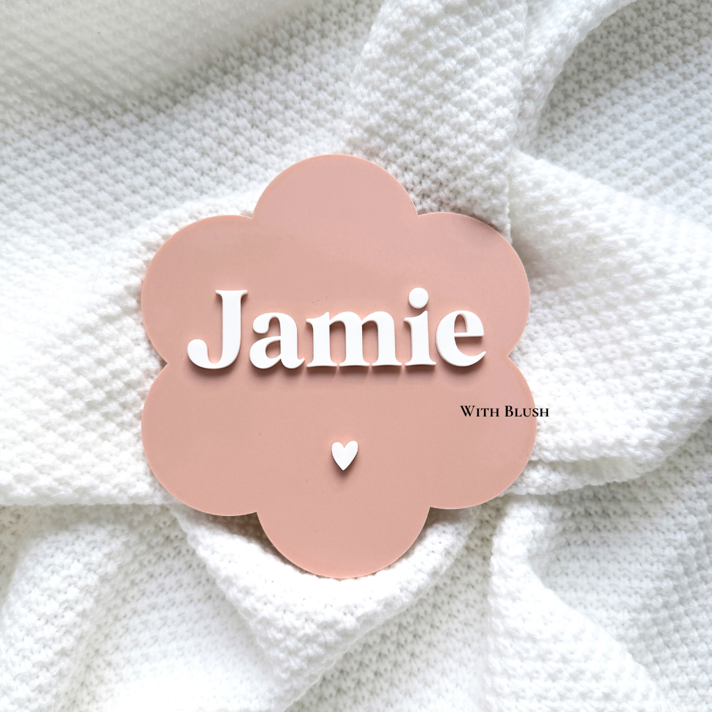 madelief geboortebord gepersonaliseerd met naam van gekleurd pink acryl