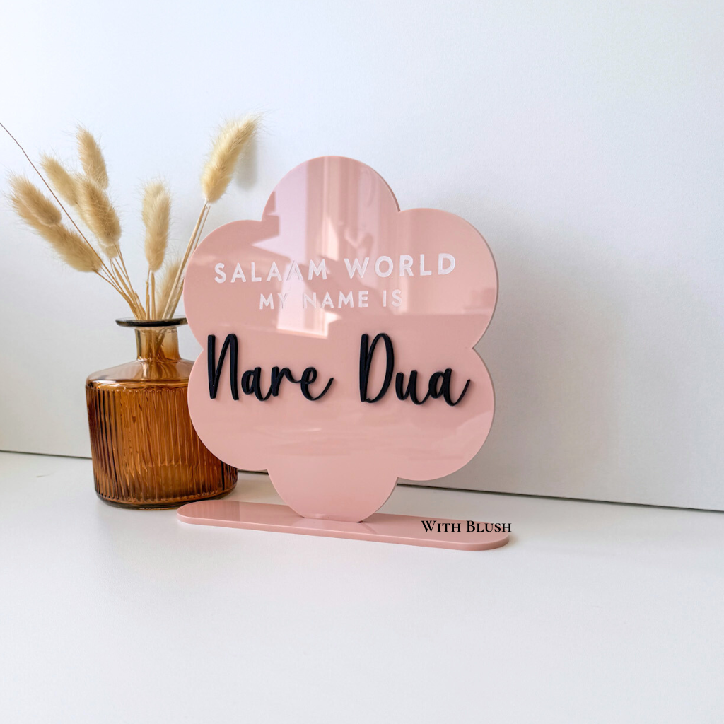 Salaam World Gepersonaliseerd geboortebord in de vorm van een madelief met uitgesneden naam van plexiglas