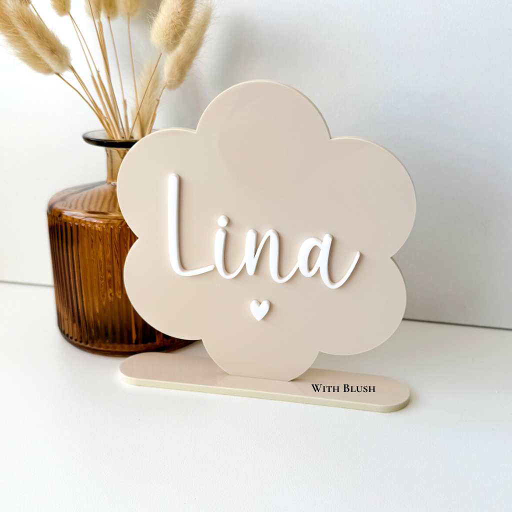 gepersonaliseerde naambord in de vorm van een madelief bloem met naam en hartje uitgesneden uit gekleurd acryl