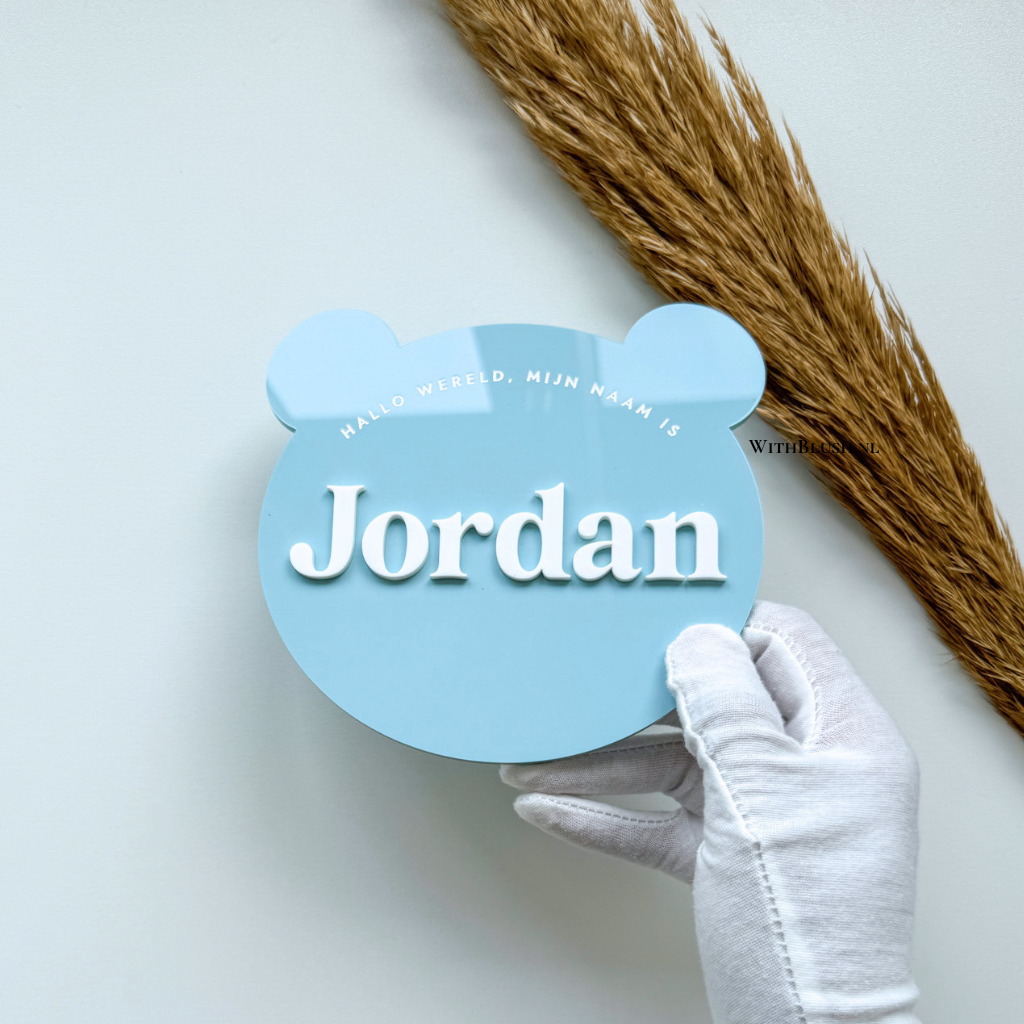 blauw geboortebord in de vorm van een teddybeer