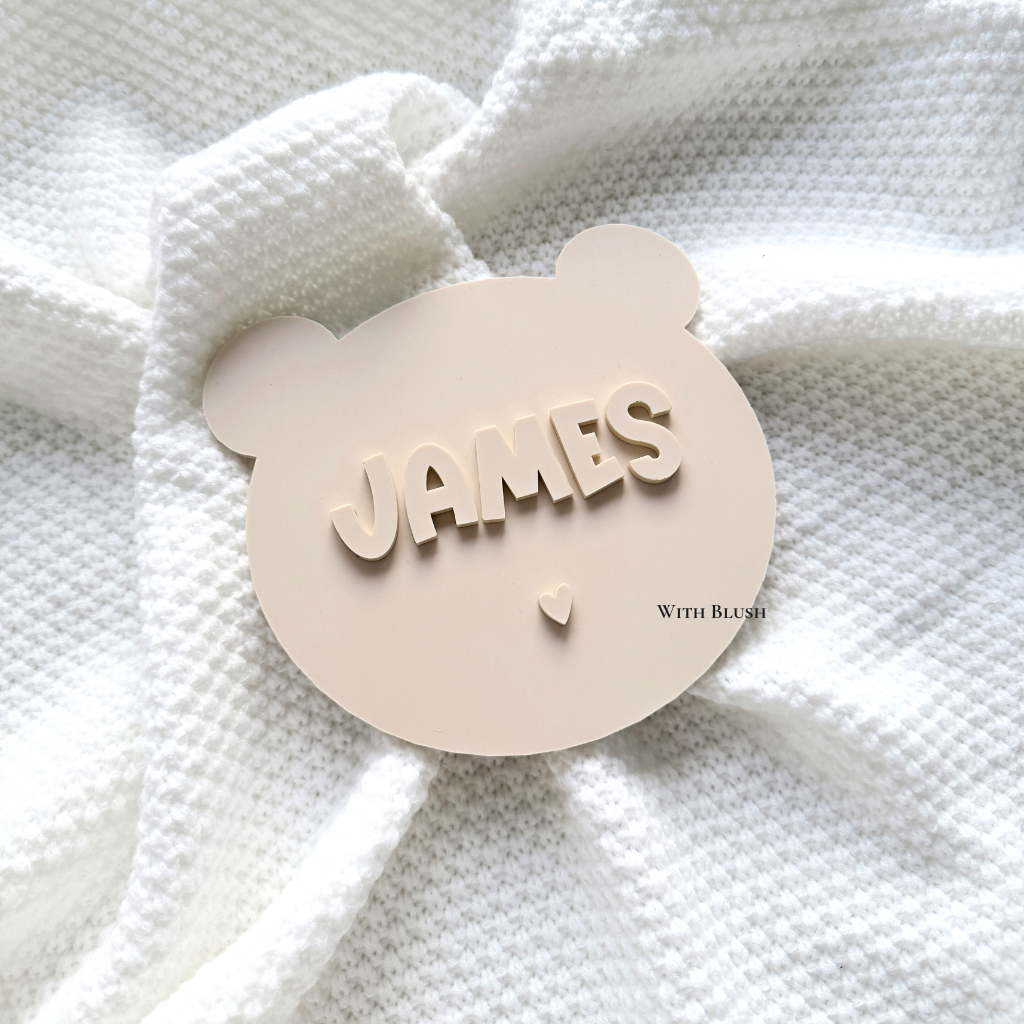 beige teddybeer van gekleurd plexiglas gepersonaliseerd met naam en hartje