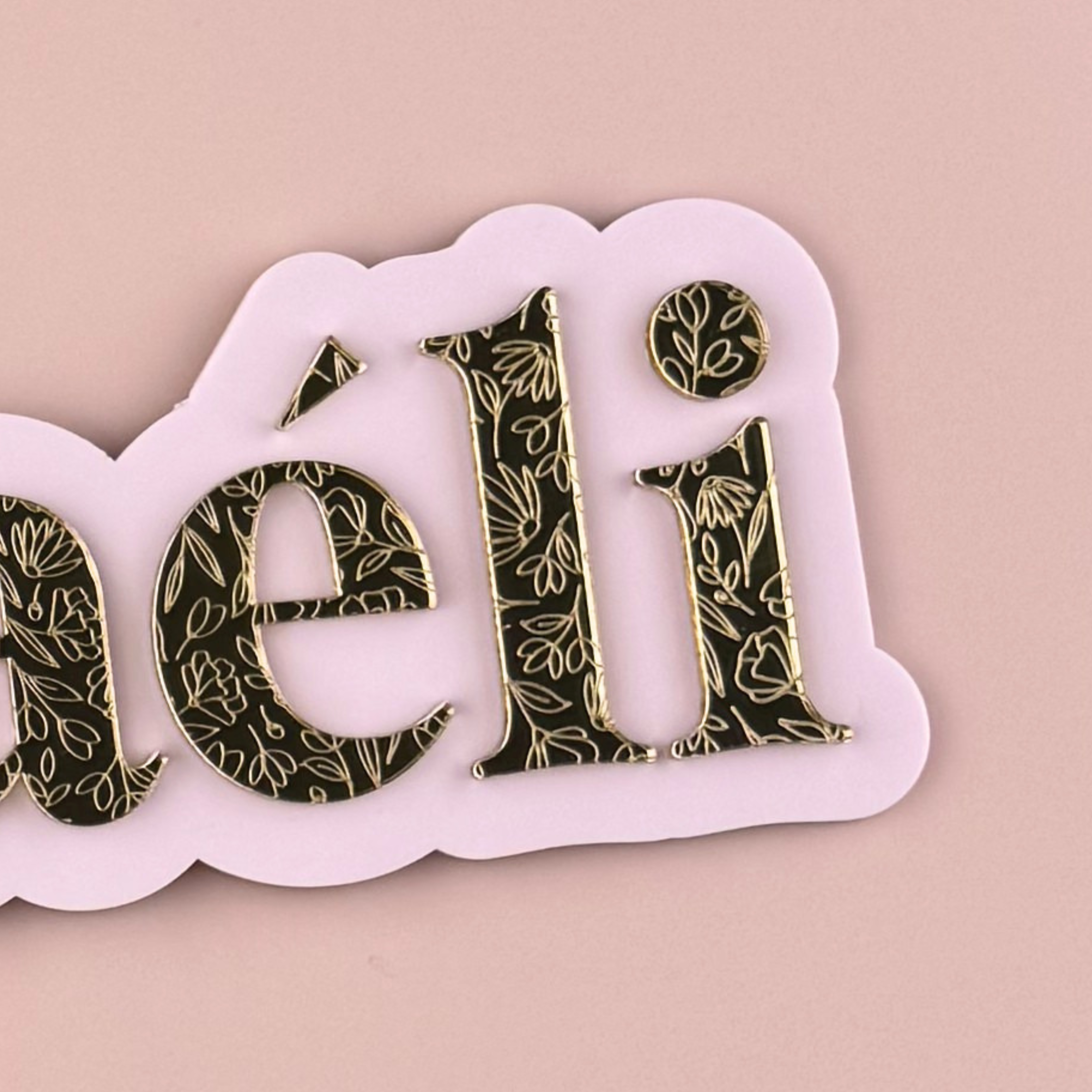 Gepersonaliseerd 3D-naambordje van plexiglas met een botanisch bloemenpatroon voor de babykamer