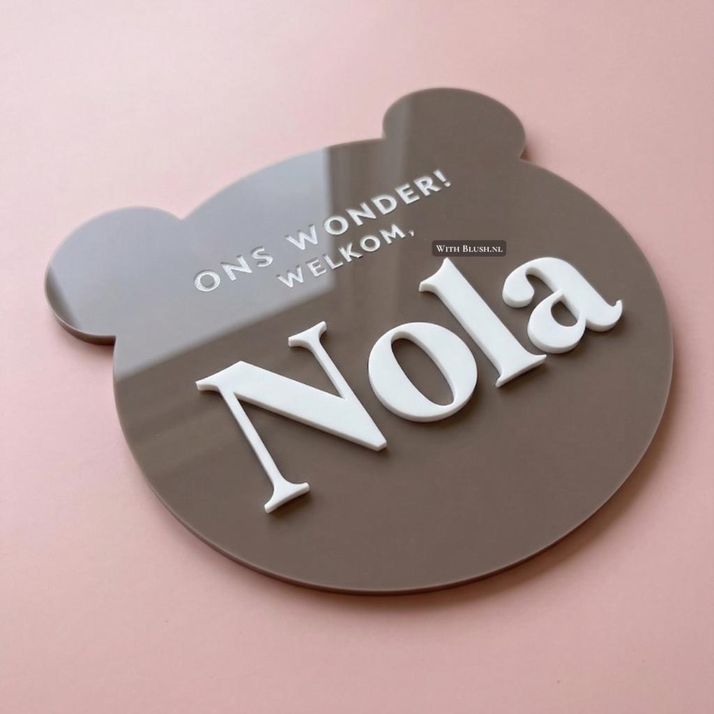 Gepersonaliseerd taupe geboortebord van acryl in berenvorm met witte naam Nola
