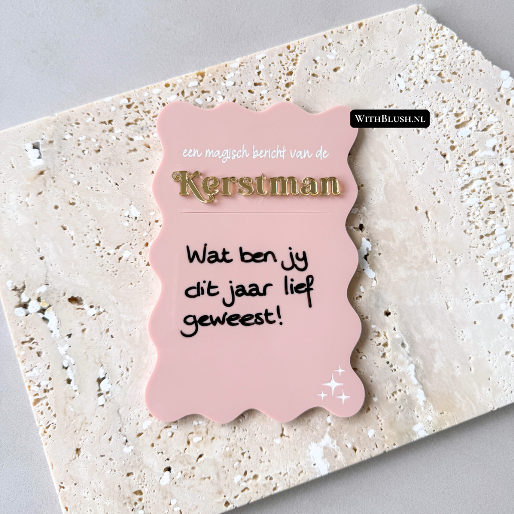 Plexiglas kerst invulbord met gegraveerde tekst ‘Een magisch bericht van de Kerstman’ en goudkleurig accent, geschikt voor whiteboardmarker.