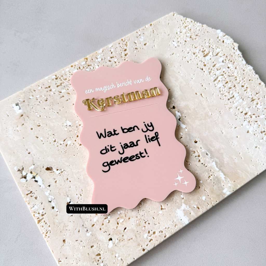 Herbruikbaar kerstbord in wavy vorm met ruimte voor een persoonlijk bericht van de Kerstman, verkrijgbaar in verschillende kleuren en formaten.