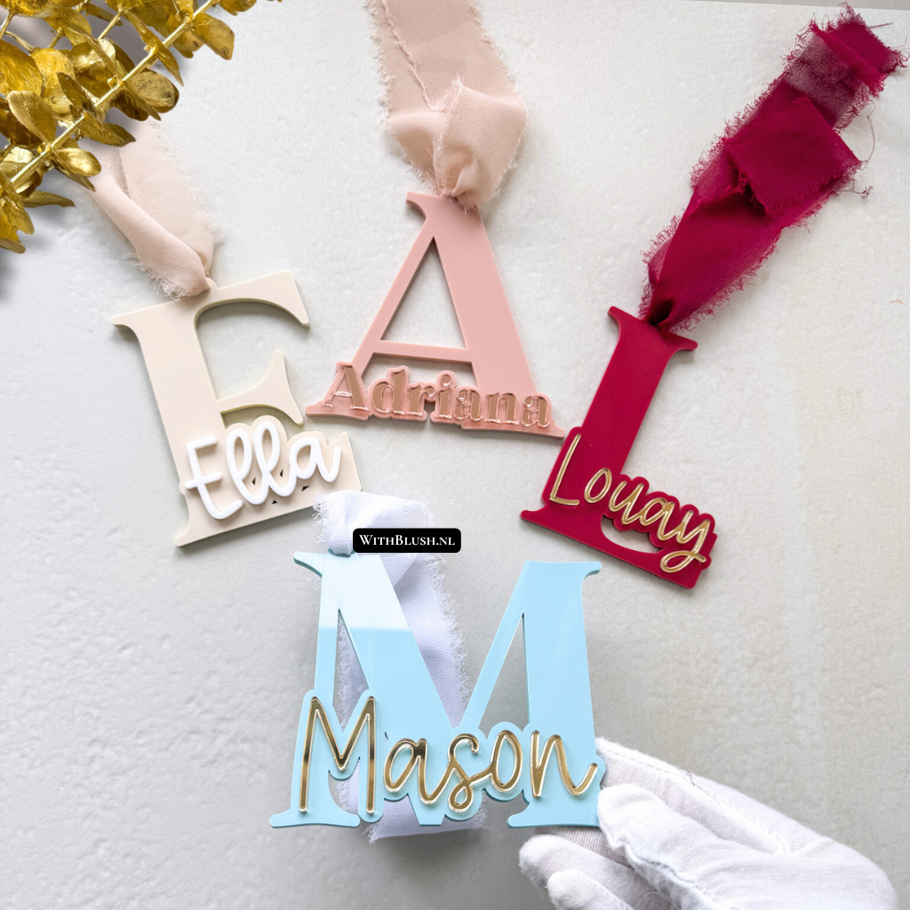Plexiglas kersthangers in de vorm van een initiaal met naam, gepersonaliseerd en voorzien van lint in kleur naar keuze