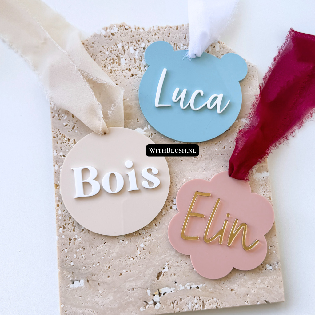 gepersonaliseerde kersthanger in de vorm Vane en teddybeer en madelief met naam