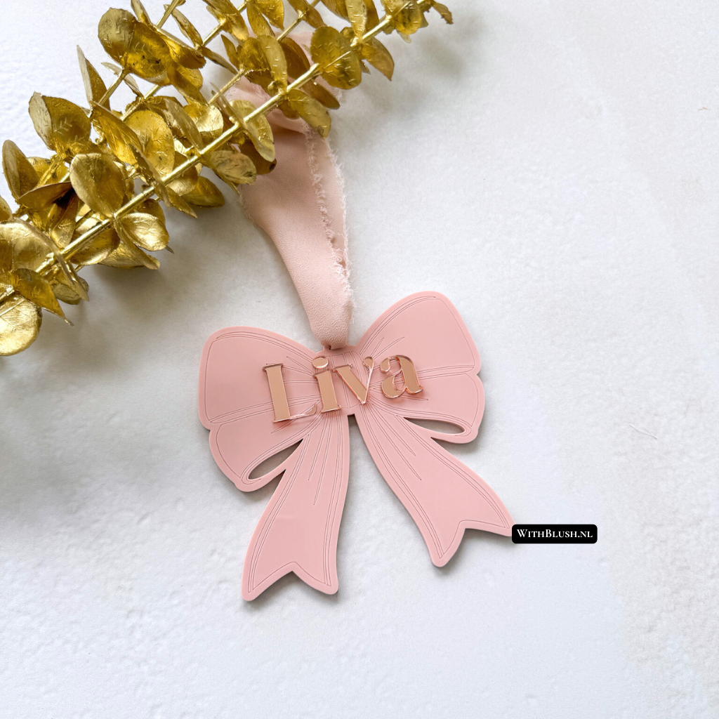 Gepersonaliseerde kersthanger in de vorm van een strik van plexiglas met uitgesneden naam, inclusief lint in kleur naar keuze