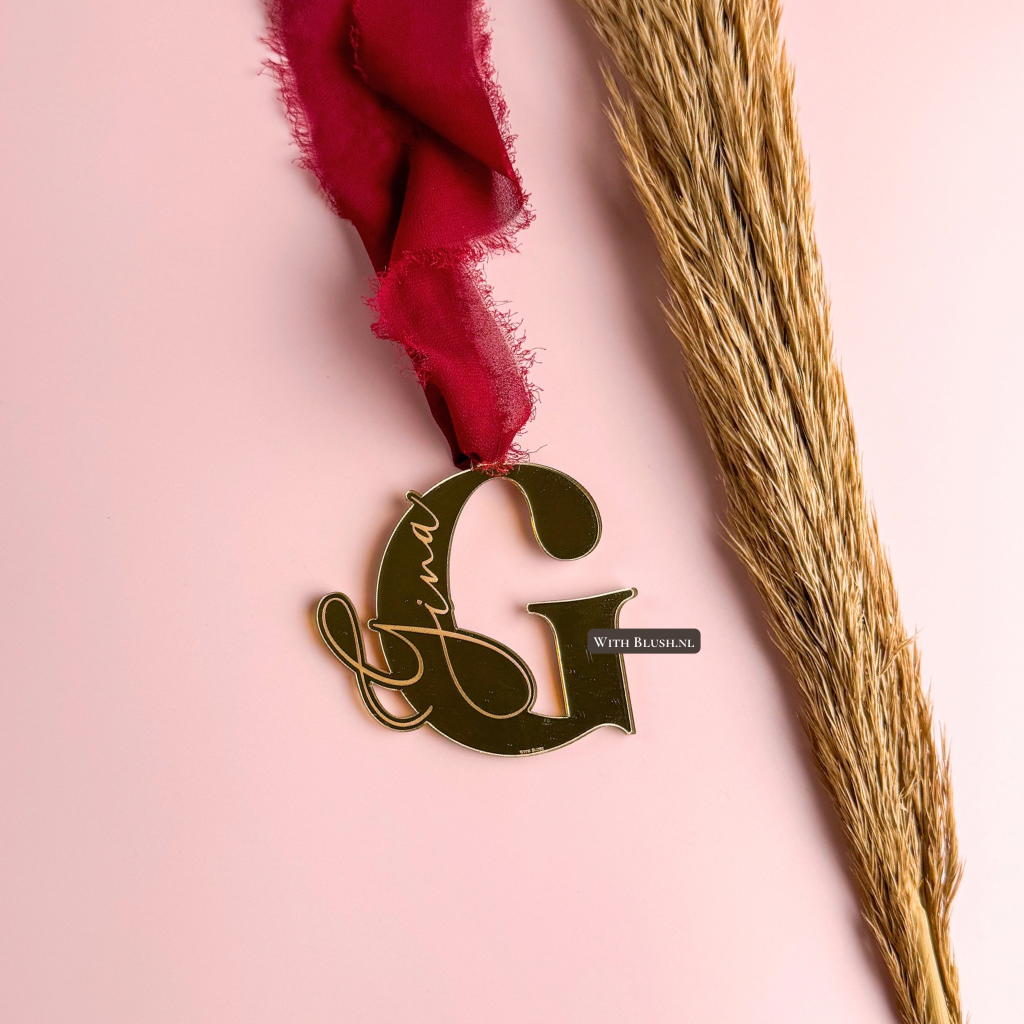 Gepersonaliseerde kersthanger met initiaal en naam van spiegel plexiglas