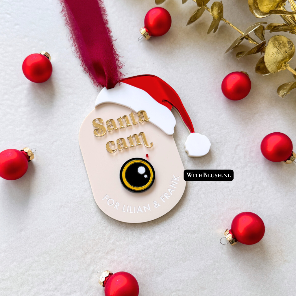 Gepersonaliseerde Santa Cam kerstbal van beige plexiglas met namen Lilian & Frank