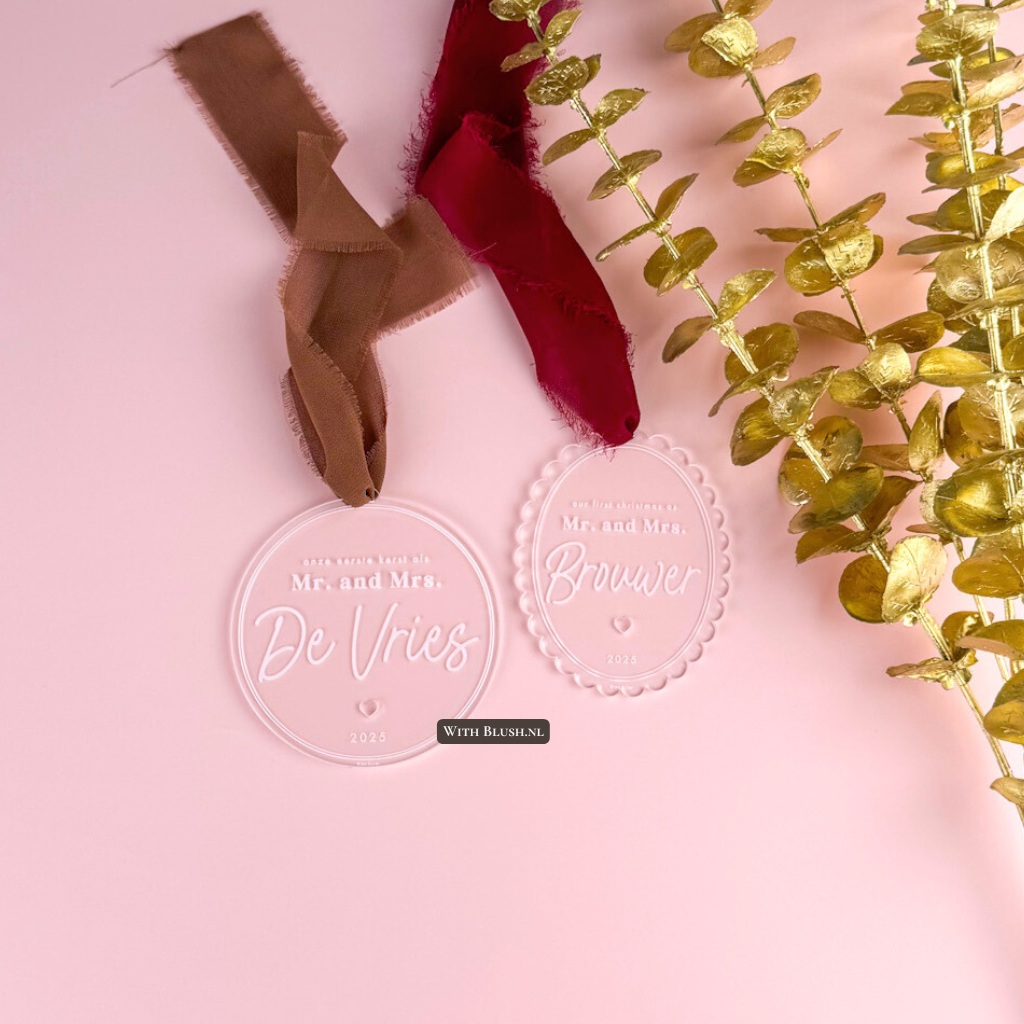 gepersonaliseerd kerstornament met achternaam en hartjesuitsnede