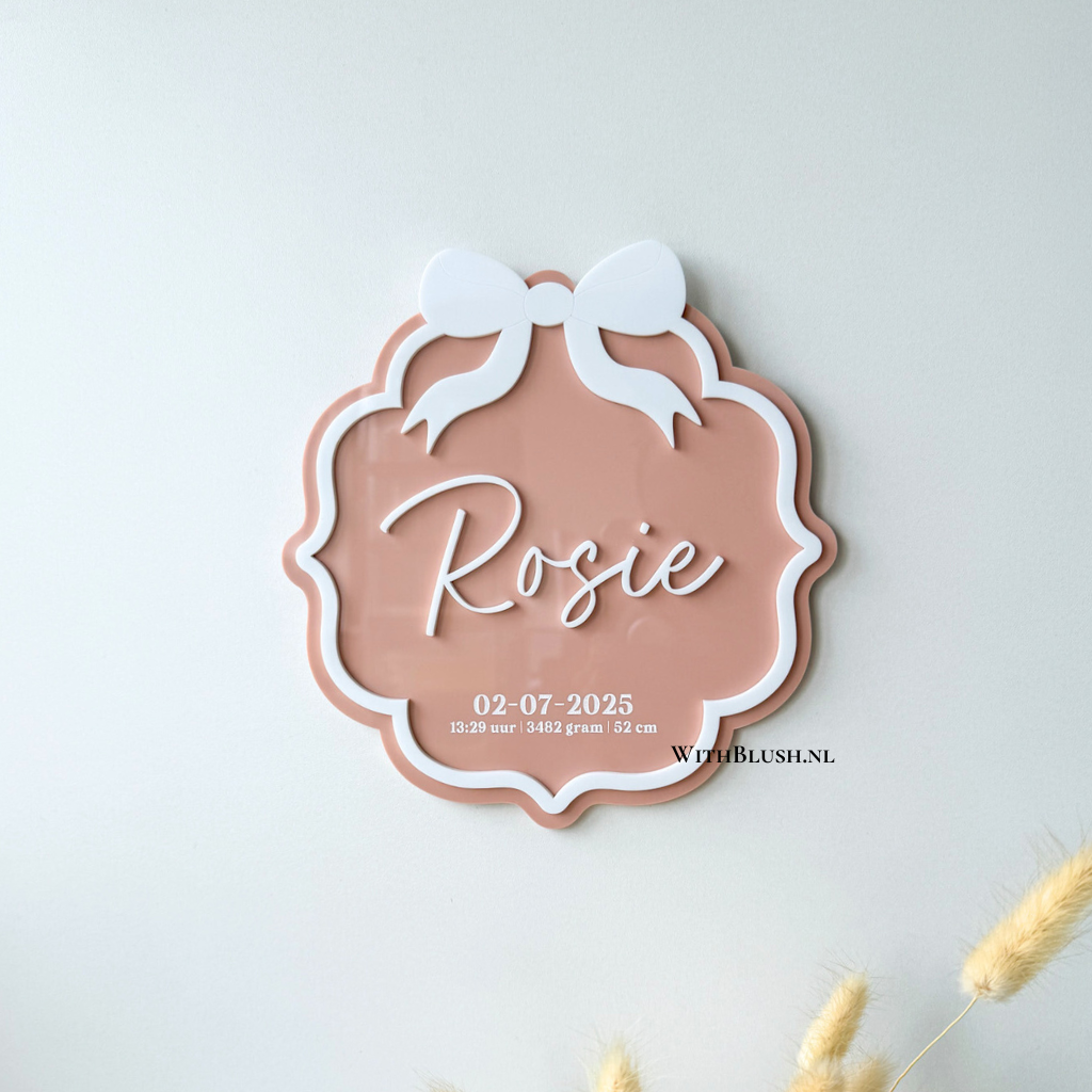klassiek geboortebord van roze plexiglas met naam en geboortegegevens