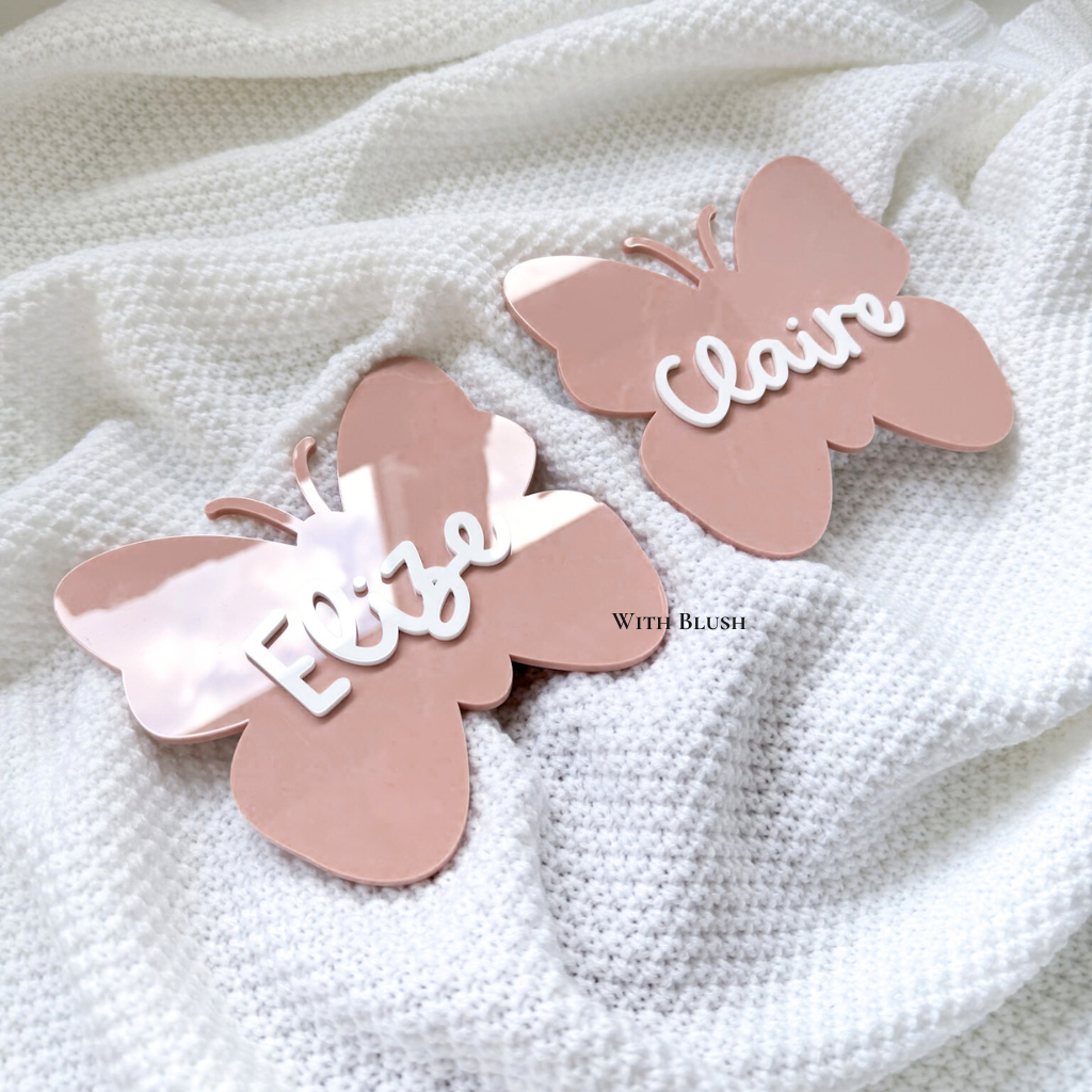 gepersonaliseerde naambord in de vorm vane en vlinder van gekleurd plexiglas